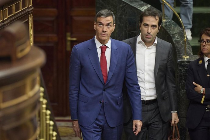 Archivo - El presidente del Gobierno, Pedro Sánchez, y el ministro de Economía, Comercio y Empresa, Carlos Cuerpo, durante una sesión plenaria, que facilitaría que el Gobierno salvara la Ley de Movilidad Sostenible, en el Congreso de los Diputados, a 7 de