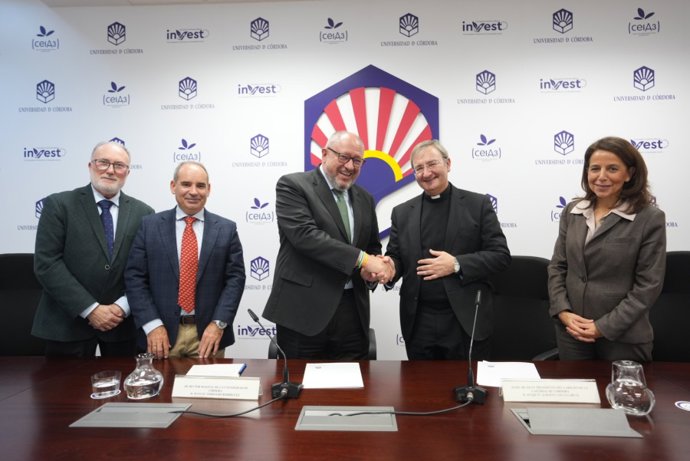 El rector y el deán, junto a los investigadores responsables del proyecto y la vicerrectora de Innovación y Transferencia.