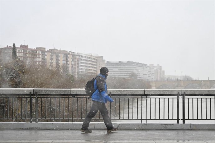 Archivo - Arxiu - Una persona camina pel carrer sota la neu, a 19 de gener del 2024, a Saragossa, Aragó (Espanya). 