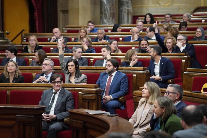 Archivo - Votación en el pleno del Parlament.