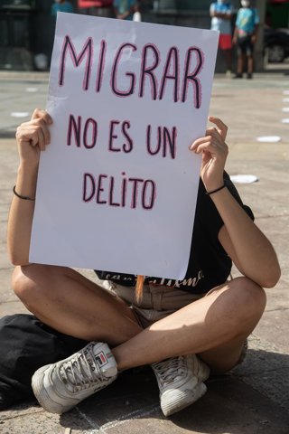 Archivo - Un joven durante una concentración en apoyo a las personas migrantes