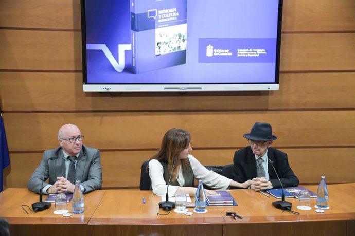 La consejera de Presidencia, Justicia y Seguridad del Gobierno de Canarias, Lady Barreto (c), en la presentación del libro sobre memoria democrática 'Suma de islas'
