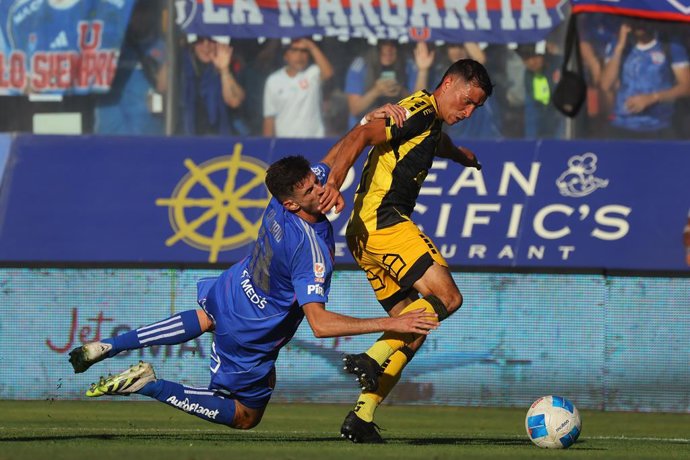 Futbol, Universidad de Chile vs Coquimbo Unido. Fecha 29, Liga de Primera 2025. El jugador de Universidad de Chile Lucas Di Yorio, izquierda, disputa el balon contra Bruno Cabrera de Coquimbo Unido durante un partido de la liga de Primera realizado en el