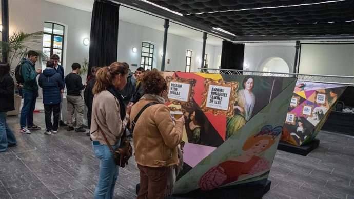 Alumnos de secundaria en la exposición 'Mujeres en las Artes'.