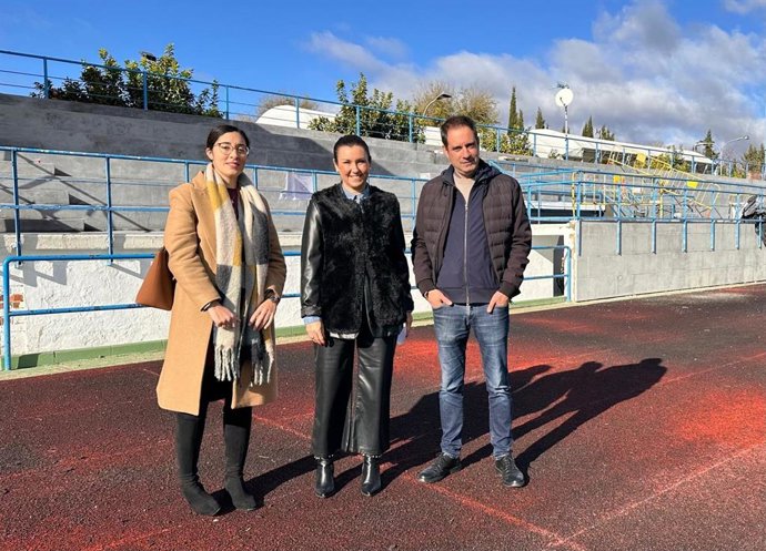 Raquel López (centro), durante su visita a Castro del Río.