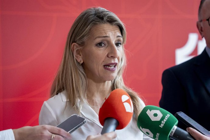 La vicepresidenta segunda, Yolanda Díaz, atiende a los medios durante un acto, en la Galería de las Colecciones Reales, a 24 de noviembre de 2025, en Madrid (España).