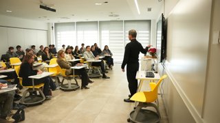 Alumnos de la Universidad Villanueva valoran aprender con probelmas reales