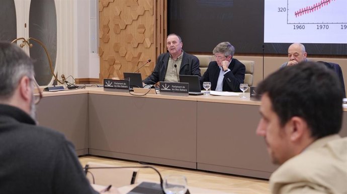 El profesor de Biología de la UIB Jaume Vadell interviene en la Comisión sobre el Cambio Climático en la Agricultura, la Ganadería y la Pesca.