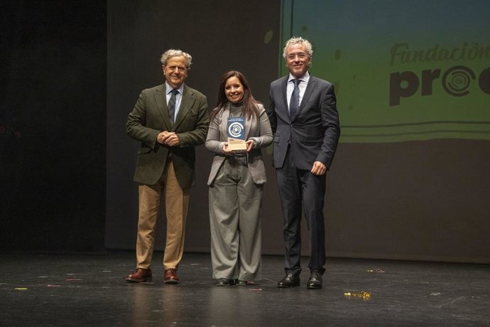 El presidente de la Diputación de Córdoba, Salvador Fuentes (izda.), y la presidenta del IPBS, Irene Aguilera, recogen el reconocimiento otorgado por Prode.