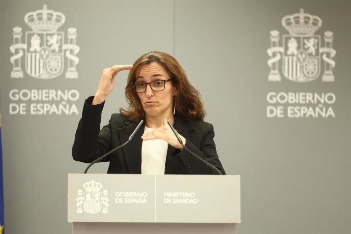 A Ministra da Saúde, Mónica García, fala à mídia no final da sessão plenária extraordinária do Conselho Interterritorial do Sistema Nacional de Saúde (CISNS), em 28 de novembro de 2025, em Madri (Espanha). O Ministério da Saúde retomou hoje com