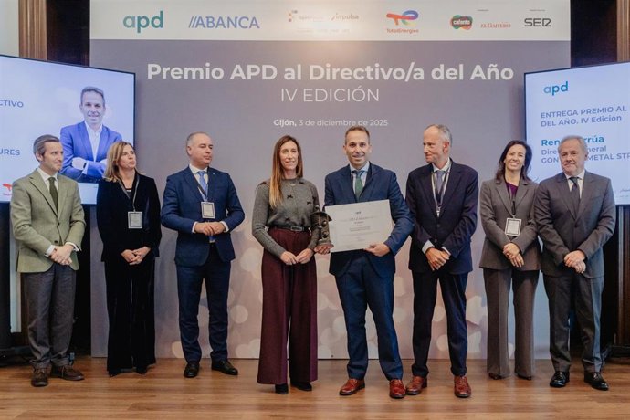 El director general de Gonvarri Metal Structures, René Porrúa, recibe el Premio APD al directivo del año en el Club de Regatas de Gijón.