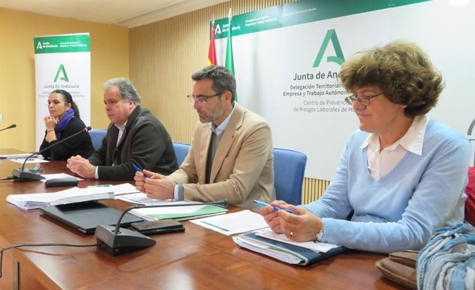 El delegado territorial de Empleo, Empresa y Trabajo Autónomo, Juan Carlos Duarte, junto a los responsables de las entidades que vienen trabajando en los proyectos integrales para jóvenes.