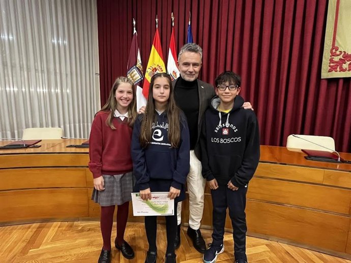 Cinthia Muñoz, Noemí Ruiz e Iker Ramírez, ganadores del concurso escolar de redacción sobre la Constitución Española