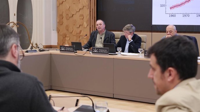 Jaume Vadell, professor de Biologia da UIB, fala na Comissão sobre Mudanças Climáticas na Agricultura, Pecuária e Pesca.