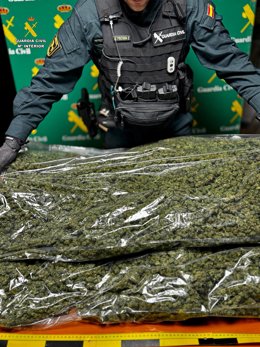 Detenido un hombre que circulaba por la A-2 con nueve kilos de cannabis