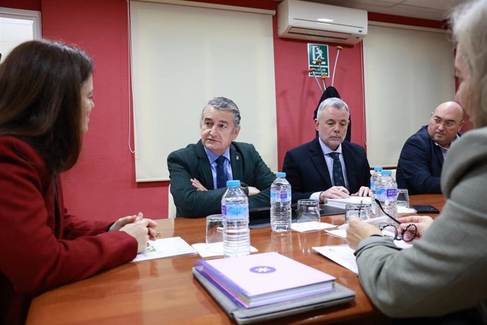 El consejero de Sanidad, Presidencia y Emergencias de la Junta de Andalucía, Antonio Sanz, mantiene una reunión con representantes del Colegio Profesional de Podólogos de Andalucía. 