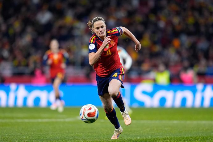 Irene Paredes of Spain runs with the ball during the UEFA Women's Nations League 2025 final second leg match between Spain and Germany at Riyadh Air Metropolitano stadium on December 02, 2025 in Madrid, Spain.