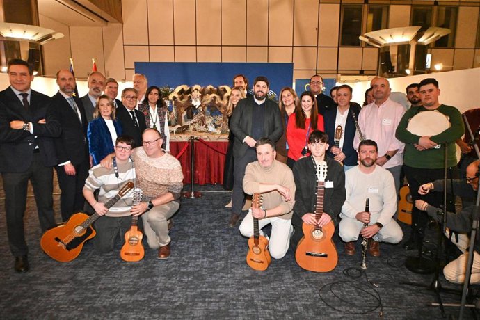 El presidente de la Comunidad, junto a la cuadrilla de Aledo, y junto a la presidenta del Parlamento Europeo, Roberta Metsola, durante la inauguración del belén tradicional instalado en el Parlamento Europeo