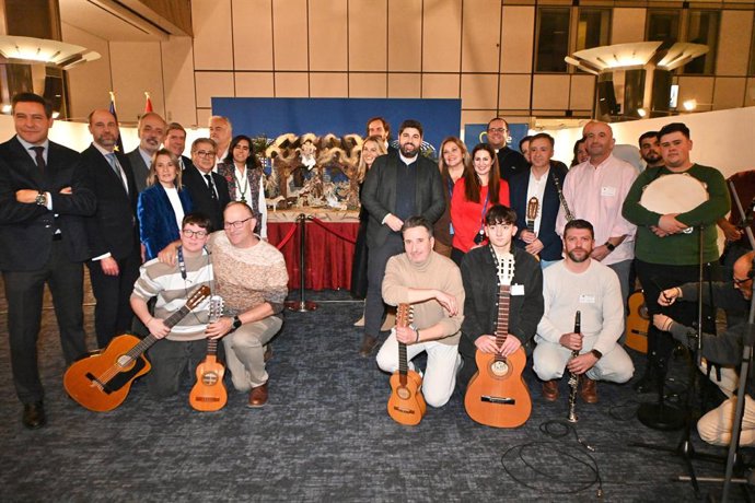 El presidente de la Comunidad, junto a la cuadrilla de Aledo, y junto a la presidenta del Parlamento Europeo, Roberta Metsola, durante la inauguración del belén tradicional instalado en el Parlamento Europeo