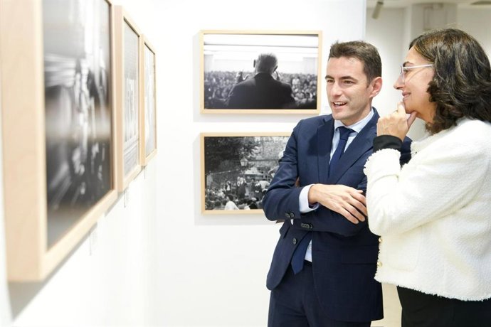 El delegado del Gobierno, Pedro Casares, y la rectora de la UC, Conchi López, inauguran la exposición 'La Historia Revelada'