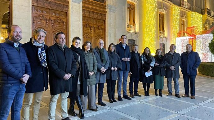 Foto familiar del encendido de las luces de Navidad de los principales edificios de la Diputación.