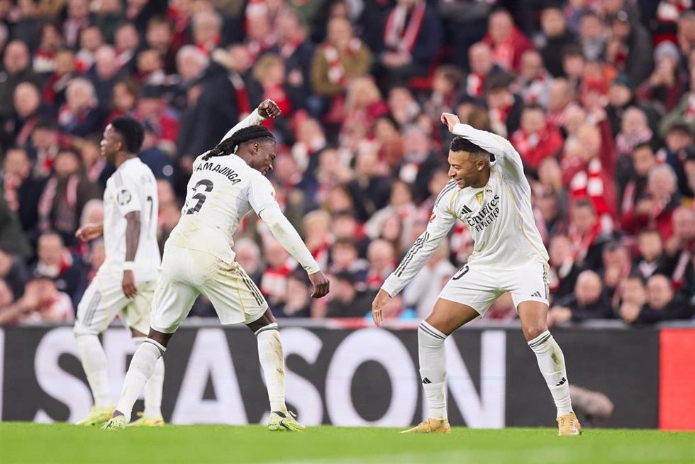 El delantero Kylian Mbappé y Eduardo Camavinga celebran un gol del Real Madrid en el partido de LaLiga EA Sports 2025-26 ante el Athletic Club en San Mamés.