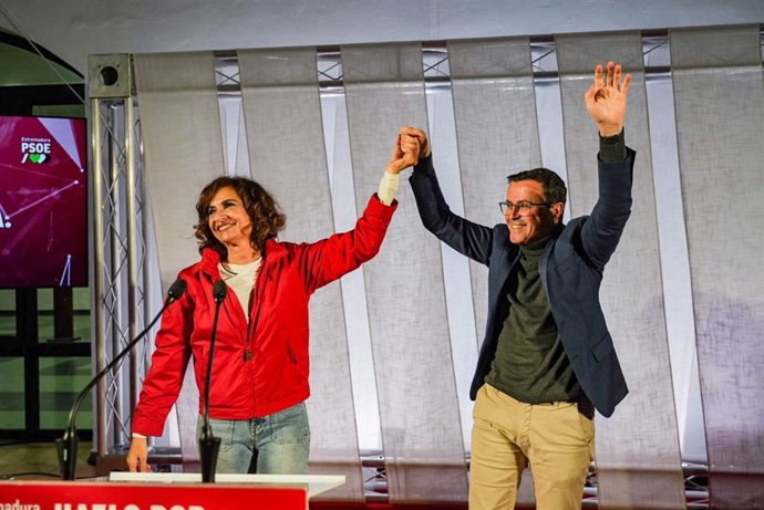 El candidato del PSOE a la Presidencia de la Junta de Extremadura, Miguel Ángel Gallardo, y la ministra María Jesús Montero en un acto de precampaña del 21D en Almendralejo (Badajoz)