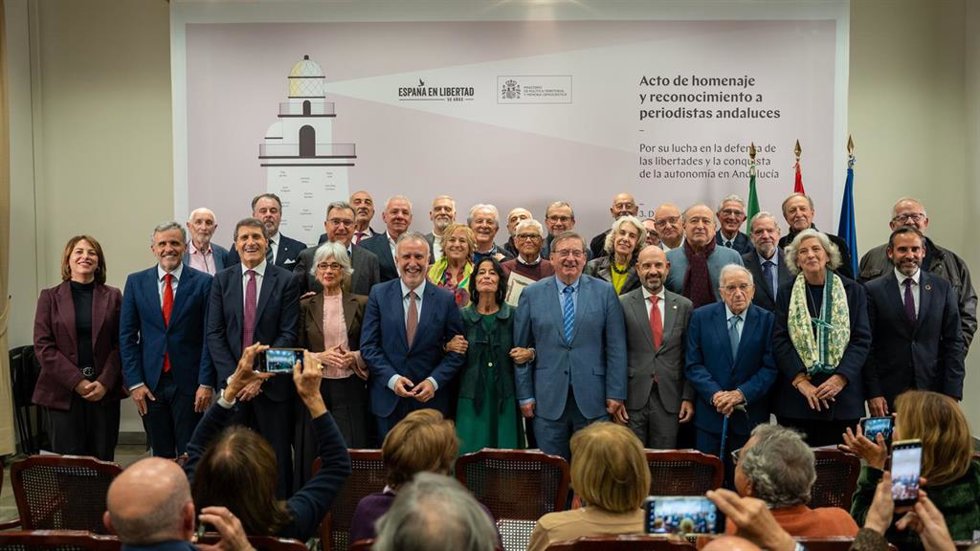 El ministro de Memoria Democrática, Ángel Víctor Torres, ha entregado las declaraciones de Reconocimiento y Reparación a estos comunicadores, que, "con su profesionalidad sin tacha", contribuyeron a "construir la Andalucía y la España que ahora somos".