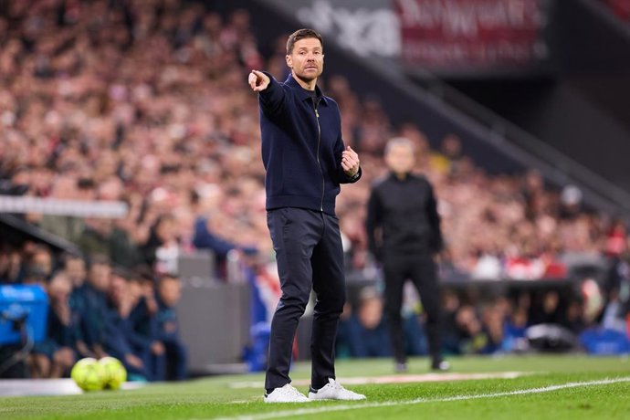 Xabi Alonso, técnico do Real Madrid CF, reage durante a partida da LaLiga EA Sports entre Athletic Club e Real Madrid CF no San Mames em 3 de dezembro de 2025, em Bilbao, Espanha.