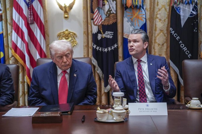 El jefe del Pentágono, Pete Hegseth, junto al presidente de EEUU, Donald Trump, durante una reunión de seguridad en la Casa Blanca