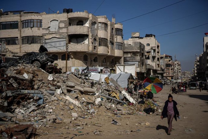 30 de novembro de 2025, Cidade de Gaza, Faixa de Gaza, Território Palestino: Palestinos deslocados lutam contra inundações depois que uma forte chuva atinge a área de Tal El-Hawa na Cidade de Gaza, Gaza, em 30 de novembro de 2025. Com as barracas inundada