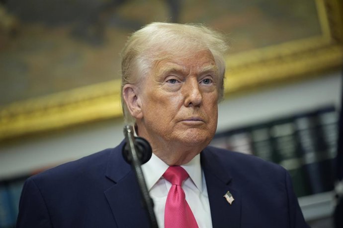 2 de dezembro de 2025, Washington, Distrito de Colúmbia, EUA: O presidente dos Estados Unidos, Donald J. Trump, anuncia que Michael e Susan Dell se comprometeram a doar um valor histórico de 0,25 bilhão de dólares para financiar contas "Trump" para crianç