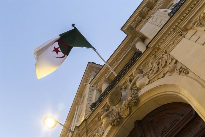 Archivo - March 18, 2025, Paris, France, France: Paris, France March 18, 2025 - An Algerian flag flies on the facade of the Algerian Embassy in France. A diplomatic crisis has intensified in recent days between Algeria and France. Paris suspended visa exe
