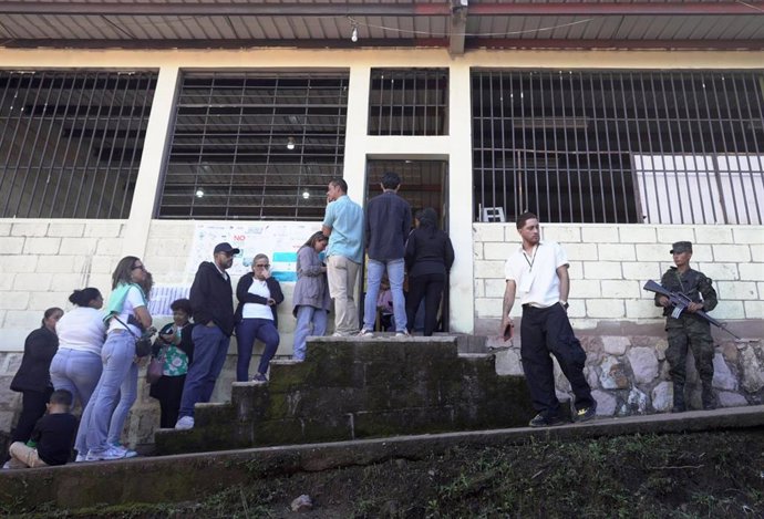 Archivo - Varios votantes hacen fila mientras esperan para emitir su voto en un colegio electoral durante las elecciones generales en Tegucigalpa, capital de Honduras