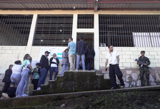 Archivo - Varios votantes hacen fila mientras esperan para emitir su voto en un colegio electoral durante las elecciones generales en Tegucigalpa, capital de Honduras