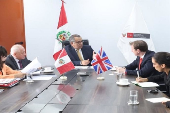 El embajador británico Gavin Cook Ore, que sostuvo una reunión de trabajo con el ministro de Transportes y Comunicaciones, Aldo Prieto Barrera, a fin de fortalecer la cooperación en materia de transportes y comunicaciones.