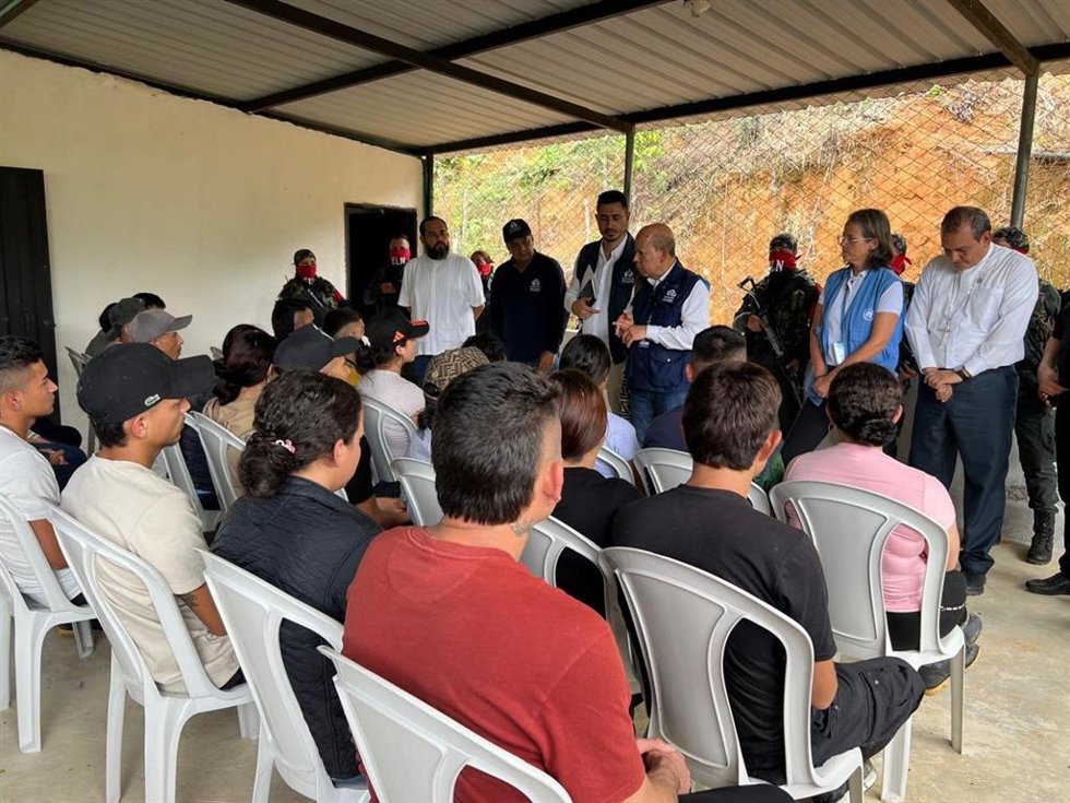 Personal de la Defensoría del Pueblo de Colombia, la Iglesia y la ONU, mediadores en la liberación de rehenes por el ELN