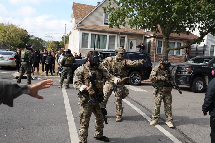 Archivo - October 14, 2025, Chicago, Illinois, USA: U.S. Border Patrol agents are confronted by community members in the 10500 block of South Avenue M on Tuesday in Chicago.