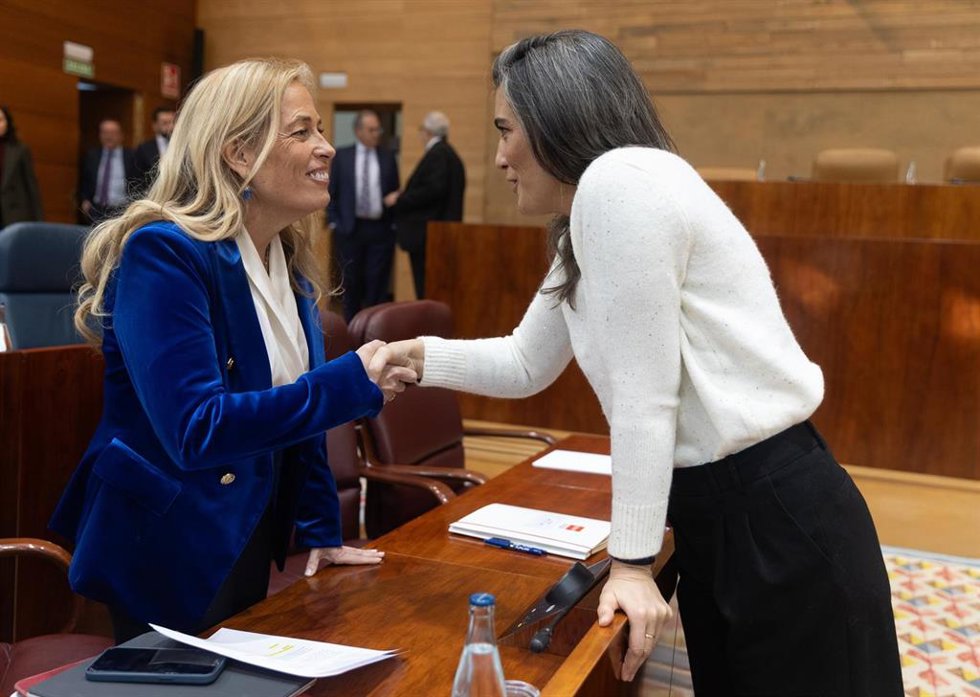 Archivo - La consejera de Economía, Hacienda y Empleo, Rocío Albert (i), y la portavoz de Más Madrid en la Asamblea de Madrid, Manuela Bergerot (d), durante una sesión plenaria, en la Asamblea de Madrid.