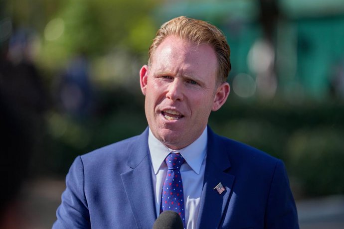 Archivo - 26 de agosto de 2025, Washington, Distrito de Columbia, EUA: Andrew Giuliani, comentarista político e filho de Rudy Giuliani, faz comentários à imprensa do lado de fora da Ala Oeste da Casa Branca em Washington, DC, EUA, na terça-feira, 26 de ag