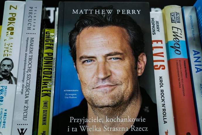 Archivo - November 3, 2023, Krakow, Poland: Polish edition of Matthew Perry's memoir 'Friends, Lovers, and the Big Terrible Thing' is seen in a bookstore in Krakow, Poland. Matthew Perry's autobiography has once again taken the No. 1 spot on Amazon's Best