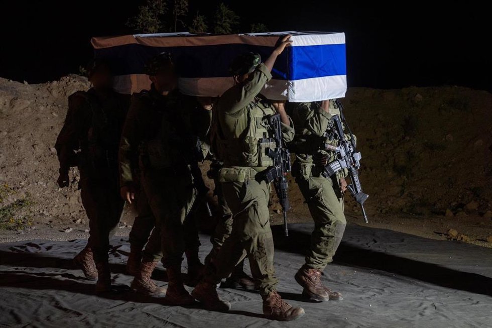 Soldados de las Fuerzas de Defensa de Israel (FDI) portan un ataúd con los restos de un rehén fallecido entregado por Hamás