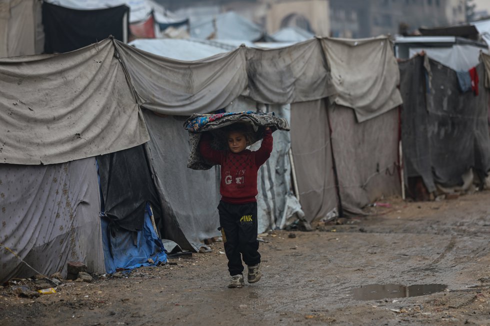 12 December 2025, Palestinian Territories, Gaza: Palestinians struggle with flooding after heavy rain hits Gaza City, Gaza on December 11, 2025.