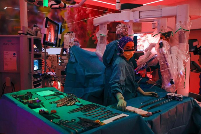 Cirugía con el robot Da Vinci de un cáncer de pulmón en uno de los nuevos quirófanos.