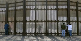 Archivo - Imagen de archivo de la frontera entre EEUU y México.