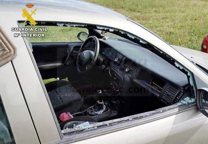 Imagen de un coche tras sufrir un robo en Lora del Río (Sevilla)