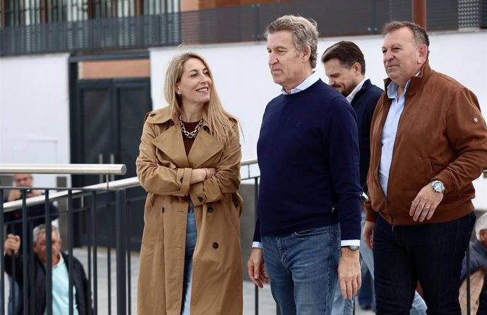 El presidente del PP, Alberto Núñez Feijóo, y la presidenta del PP de Extremadura, María Guardiola, en un acto público en Lobón 