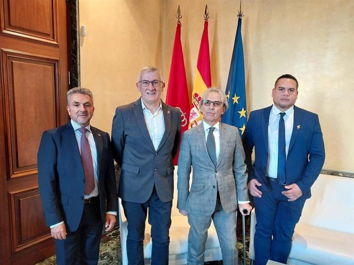 El vicepresidente Taberna y el embajador Eduardo Ávila, con Edgar Rojas (izda.) y Harold Rojas (dcha.).