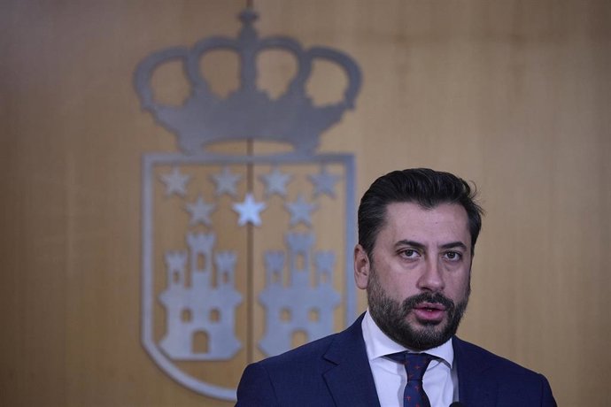 El portavoz del PP en la Asamblea, Carlos Díaz-Pache, ofrece una rueda de prensa a su llegada a un pleno de la Asamblea de Madrid, a 20 de noviembre de 2025, en Madrid (España)