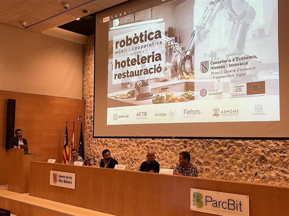 Archivo - Imagen de archivo de una jornada de robótica celebrada en Palma
